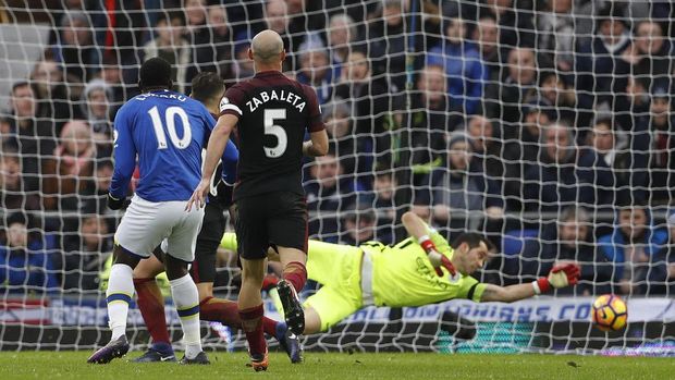 Everton Permalukan City 4-0