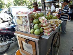 Asam Segar Rujak Buah yang Diracik di Gerobak