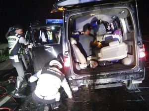 Kecelakaan Maut Luxio Tabrak Tronton di Cipali, 7 Orang Tewas