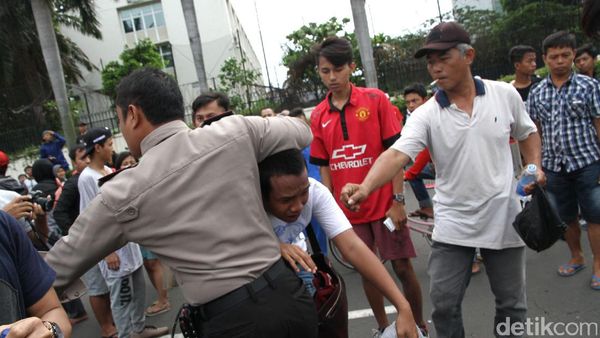 Bukk !! Copet Nyaris Dikeroyok Warga