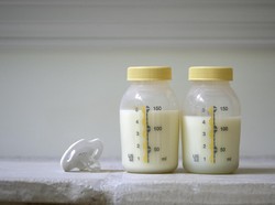 Ayah Ini Minum ASI Anaknya untuk Pengobatan Kanker yang Dideritanya