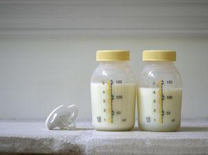 Ayah Ini Minum ASI Anaknya untuk Pengobatan Kanker yang Dideritanya Ayah Ini Minum ASI Anaknya untuk Pengobatan Kanker yang Dideritanya