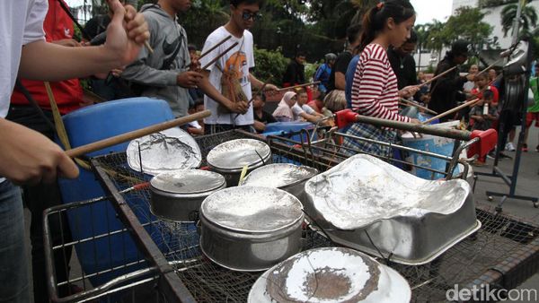 Uniknya Musik Perkusi dari Barang Bekas