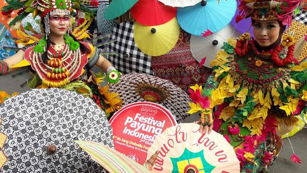 Tari Payung Meriahkan Perhelatan Car Free Day Solo