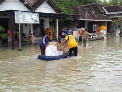 Puluhan Rumah Terendam Banjir akibat Luapan Sungai Lamong