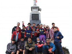 Perjalanan Tak Kenal Lelah Menuju Puncak Gunung Lawu