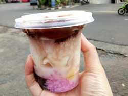 Dingin Segar Es Doger Isi Tape Singkong hingga Kelapa Muda