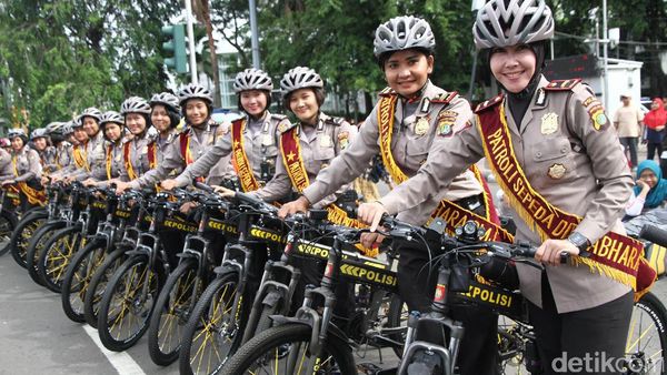 Senyum Ramah Polwan Bersepeda Bikin Adem CFD