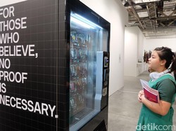 Unik! Vending Machine Ini Keluarkan Karya Seni di Art Stage Singapore 2017