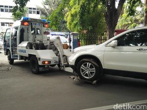 7 Mobil Diderek Gara-gara Parkir Sembarangan di Kelapa Gading 7 Mobil Diderek Gara-gara Parkir Sembarangan di Kelapa Gading