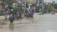 Jalan Kaligawe Semarang Kembali Tergenang Banjir