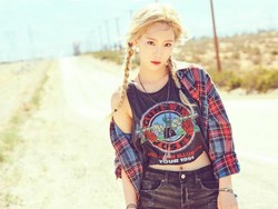 Gaya Kasual Taeyeon SNSD Pakai Kaus Crop Top ke Indonesia