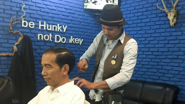 Jokowi sedang dicukur di sebuah barbershop, beberapa waktu lalu.
