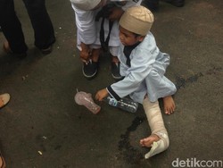 Meski Kaki Patah, Bocah Ini Ngotot Ikut Aksi FPI di Mabes Polri