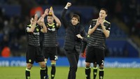 Antonio Conte merayakan kemenangan meyakinkan Chelsea dalam lawatan ke Leicester City. Pulang dengan kemenangan 3-0 membuat Chelsea makin kokoh berdiri di puncak klasemen. (Foto: Reuters / John Sibley Livepic)
