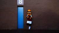 Maskot Burnley bersantai di luar stadion sebelum dipanggil masuk lapangan jelang pertandingan Burnley dengan Southampton. (Foto: Jan Kruger/Getty Images)
