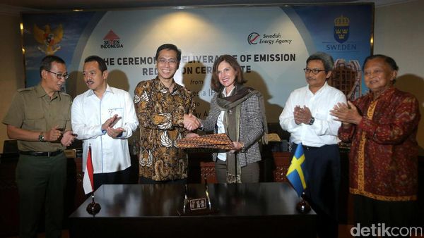 Serah Terima Sertifikat Penurunan Emisi