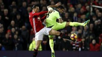 Zlatan Ibrahimovic berebut bola dengan Dejan Lovren. Pool/Phil Noble/Reuters/detikFoto.