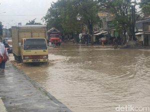 Jalan Kaligawe Semarang Kembali Tergenang Banjir