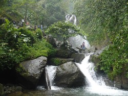 5 Alasan Kamu Harus Coba ke Curug Ciherang yang Nge-hits di Bogor