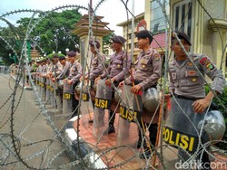 Bawa Tameng, Personel Polri Siap Sambut Massa FPI
