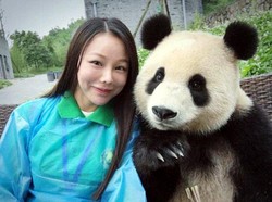 Aduh Imutnya.. Foto Panda Selfie Bareng Turis Jadi Viral di China