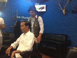 Saat Jokowi Cukur Rambut di Barbershop Anak Muda