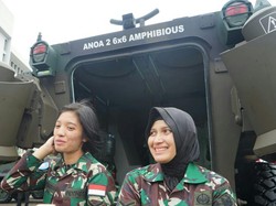 Ini Dua Kowad Cantik yang Sopiri Jokowi Naik Panser Anoa Amfibi