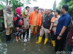 Korban Banjir Curhat Pencemaran Limbah Pabrik ke Wagub Jatim
