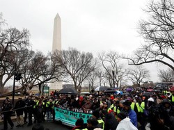 Sejumlah Kelompok Berdemo di Washington Tolak Pelantikan Trump