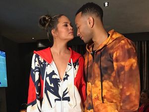 Saat Chrissy Teigen & John Legend Berpesta dengan Piama Bertema KFC