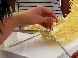 Wah, Remaja Indonesia Ini Merajut Syal dari Mie Instan!