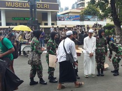 Air, Permen dan Senyum Polwan-Kowad Berjilbab untuk Massa FPI