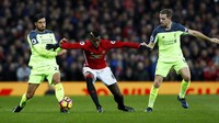 Paul Pogba berusaha melewati Jordan Henderson dan Emre Can. Pool/Phil Noble/Reuters/detikFoto.