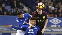 John Stones berebut bola dengan Ramiro Funes Mori dan Mason Holgate. Pool/Darren Staples/Reuters/detikFoto.