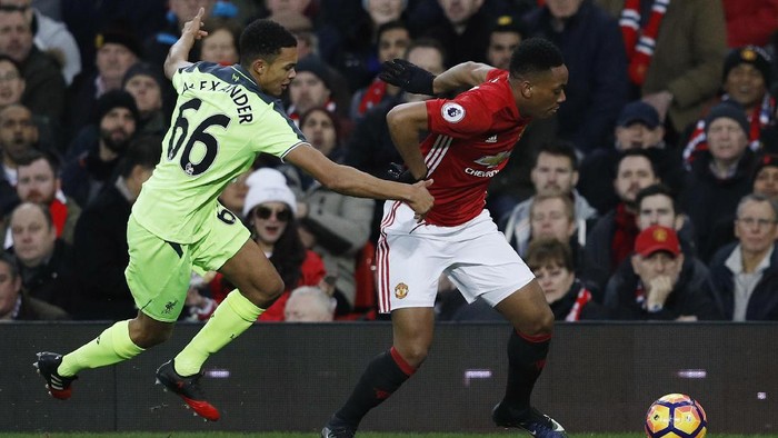 Trent Alexander-Arnold Curi Perhatian di Old Trafford