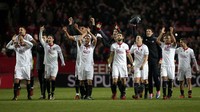 Para pemain Sevilla merayakan kemenangan. Dengan hasil ini Sevilla berada di posisi kedua klasemen. Sementara Madrid masih di puncak klasemen. Pool/Jon Nazca/Reuters/detikFoto.