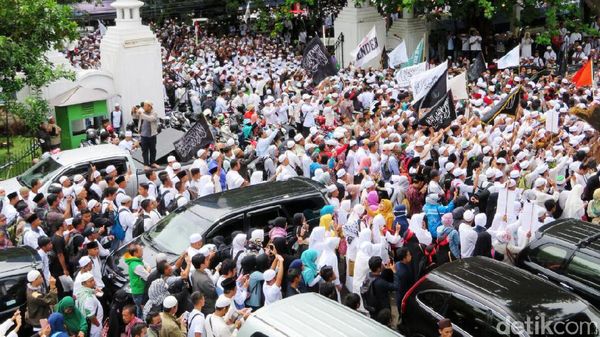 Penampakan Massa FPI dan Pengamanan di Mabes Polri