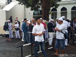 Diguyur Gerimis, Massa FPI Tetap Padati Masjid Al-Azhar