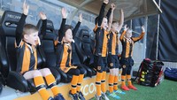 Bocah-bocah maskot Hull City membentuk Mexican Wave di bench jelang laga di akhir pekan ini. (Foto: Nigel Roddis/Getty Images)