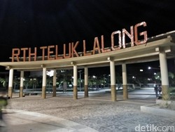 Nongkrong di Pinggir Teluk... Asyik Juga