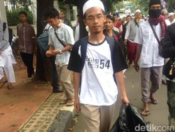 Long March ke Mabes Polri, Massa FPI Punguti Sampah di Jalan