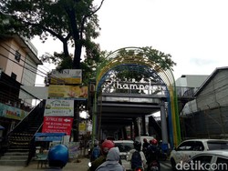 Hari Pertama Kerja Usai Sakit, Ridwan Kamil Tinjau Skywalk Cihampelas