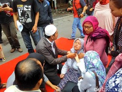 Seorang Pedagang di Blitar Pingsan Saat Lapaknya Digusur