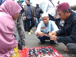 Manfaatkan Momen Demo, Ibu Ini Jualan Aksesoris FPI