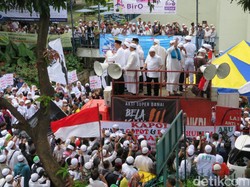 Naik Mobil Komando, Habib Rizieq Pimpin Massa Menuju Mabes Polri