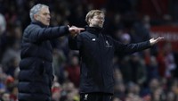 Jose Mourinho dan Juergen Klopp memberikan pengerahan kepada para pemain. Pool/Phil Noble/Reuters/detikFoto.