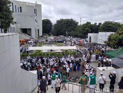Massa FPI Terus Padati Al-Azhar, Tumpah ke Luar Masjid