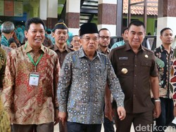 Wapres JK Jenguk Hasyim Muzadi di RS Lavalette Malang