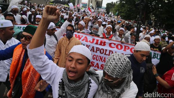 Foto-foto Demo FPI dari Dekat
